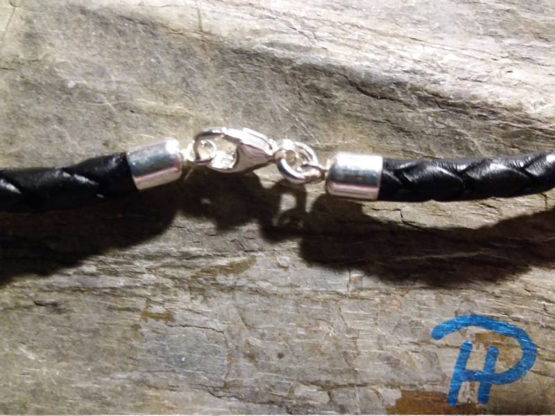 Lederband 4 Mm, Schwarz Geflochten Mit 11 Mm Karabiner-Verschluss in Sterlingsilber Lederband 4 Mm, Schwarz Geflochten Mit 11 Mm Karabiner-Verschluss in Sterlingsilber von klunkerschmiede