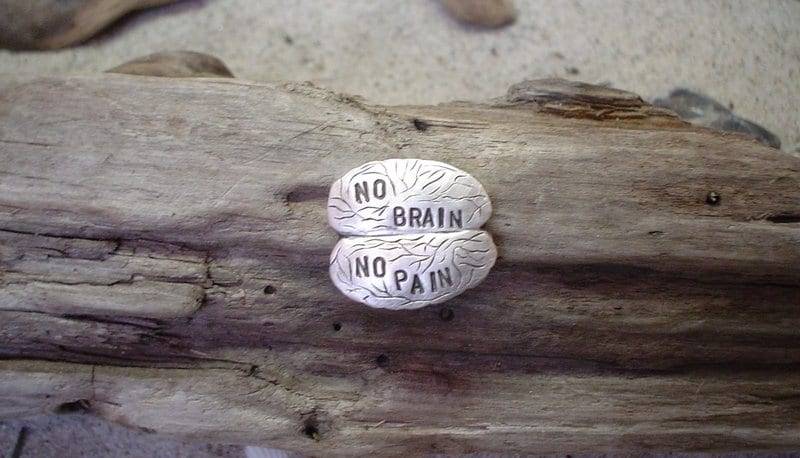 No Brain/Pain" Stick Pin Brosche in Silber No Brain/Pain" Stick Pin Brosche in Silber von klunkerschmiede