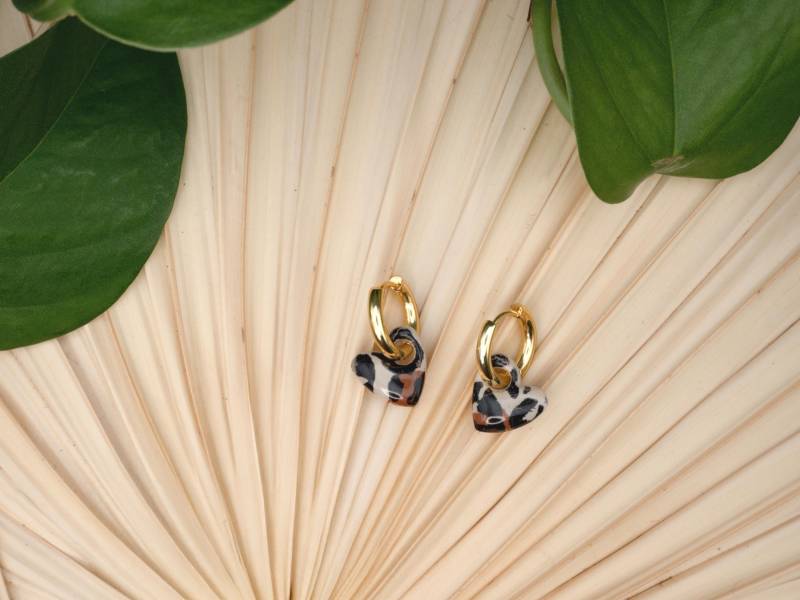 Creolen Mit Herz Anhänger Im Leo Muster I Goldfarbene Aus Edelstahl Huggie Wechselanhänger Klunker & Knoten Creolen Mit Herz Anhänger Im Leo Muster I Goldfarbene Aus Edelstahl Huggie Wechselanhänger Klunker & Knoten von klunkerundknoten