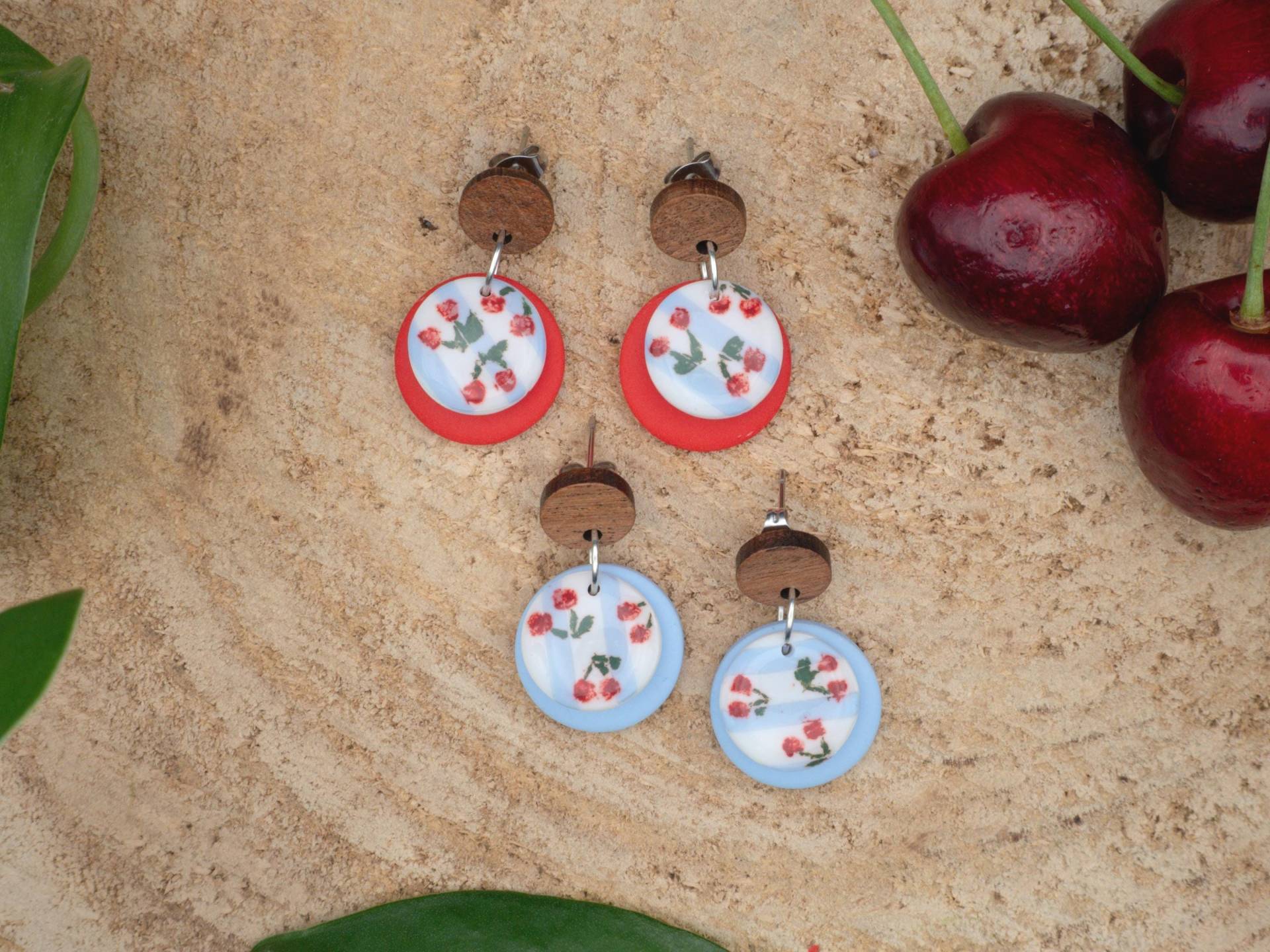 Kirschohrringe Mit Handbemaltem Print I Polymer Clay Ohrringe Leichte Aus Edelstahl Statement Klunker & Knoten Kirschohrringe Mit Handbemaltem Print I Polymer Clay Ohrringe Leichte Aus Edelstahl Statement Klunker & Knoten von klunkerundknoten