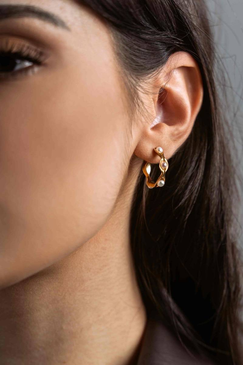 Perlen-Creolen Kleine Creolen Aus Vergoldetem Silber, Grautöne, Tautropfen von kmhandmadejewels