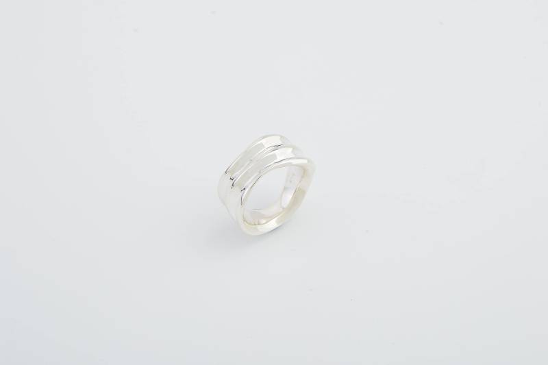 Personalisierter Wellen-Ring Silber Ocean Schmuck "Elegante Welle" von kmhandmadejewels