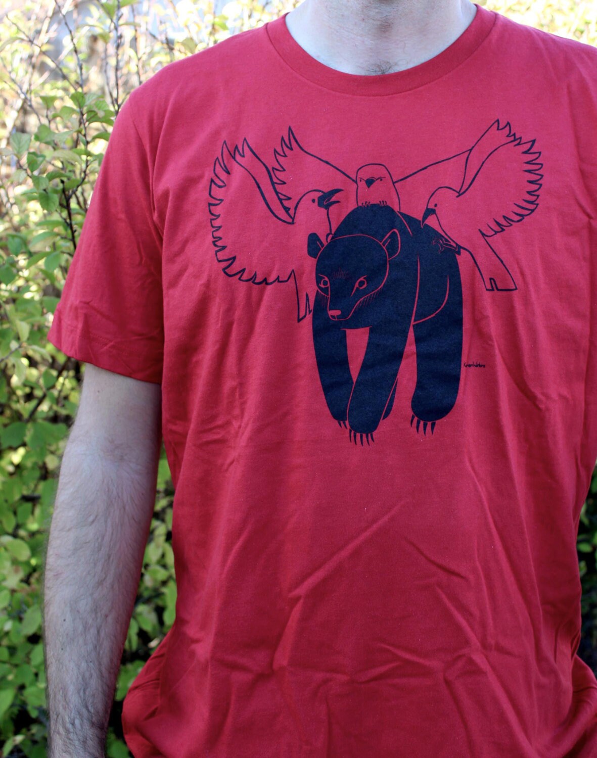 Ausverkauf - Kleines Herren Tshirt Bär Und Raben Design Grafik Rise Oben Schwarz Rot T-Shirt Größen Unisex Ausverkauf - Kleines Herren Tshirt Bär Und Raben Design Grafik Rise Oben Schwarz Rot T-Shirt Größen Unisex von kmwatkins