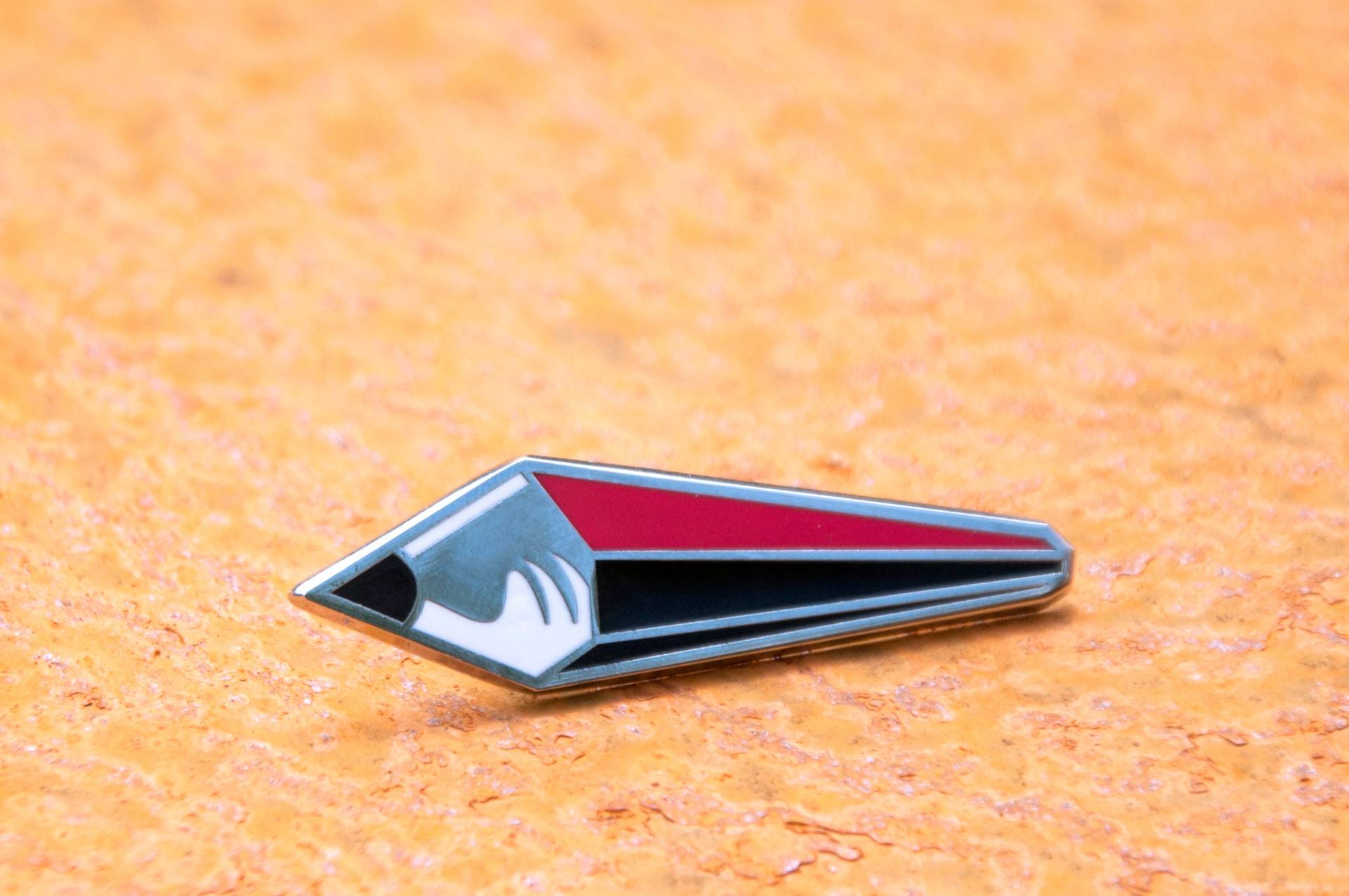Emaille Pin Von Kalle Wolters - Hart Emaillierter | Künstler Winziger Bleistift-Club Emaille Pin Von Kalle Wolters - Hart Emaillierter | Künstler Winziger Bleistift-Club von knetterijs