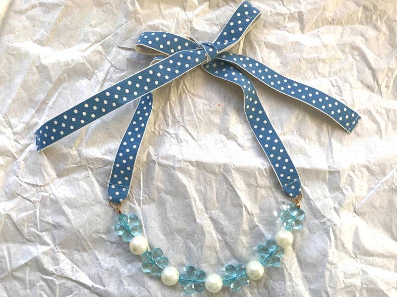 Blau Floral Polka Dot Perlenkette Mit Schleifenverschluss von knightvntg