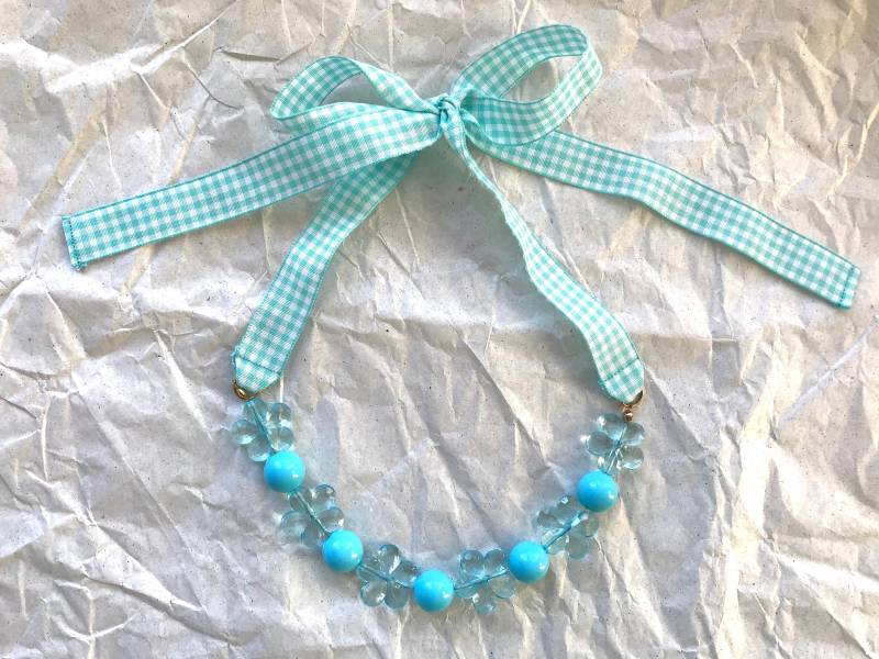 Handgemachte Upcycled Perlen Blau Blumen Karierte Band Halskette Mit Schleife von knightvntg