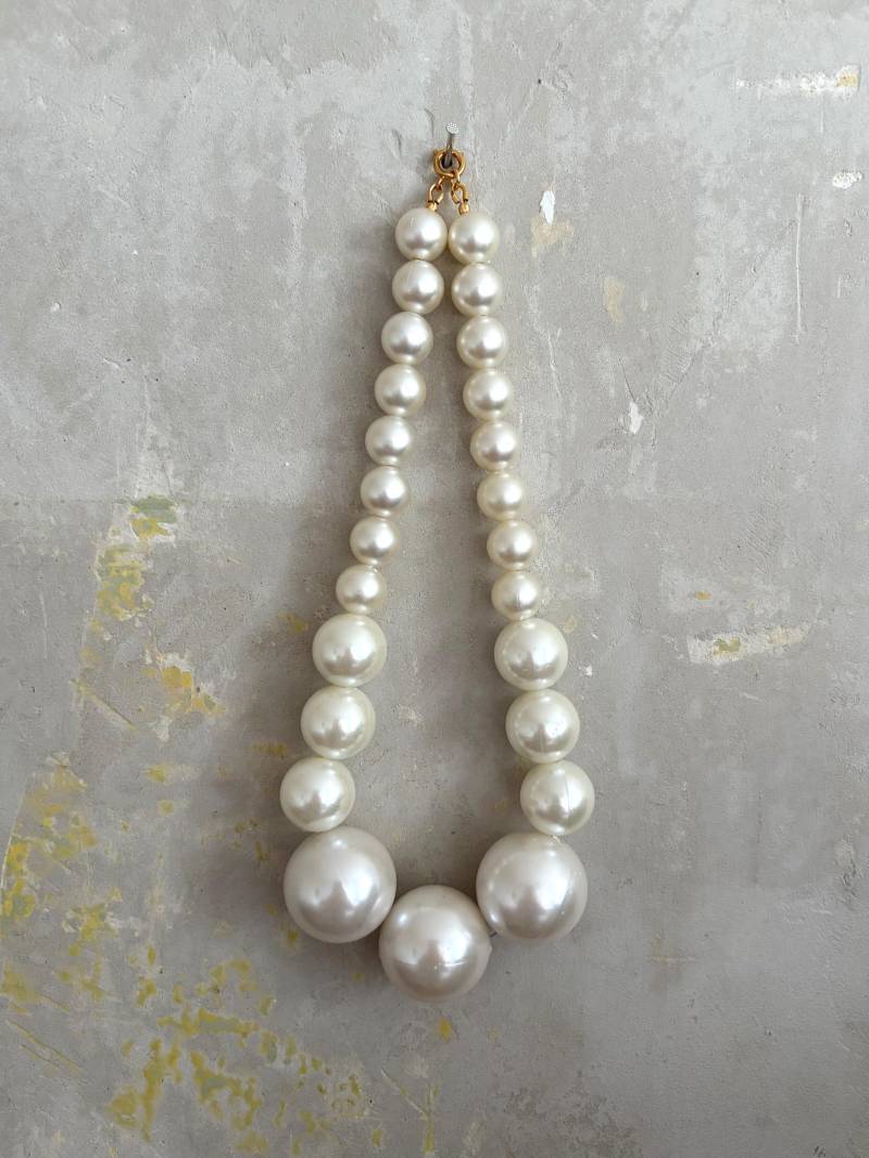 Handgemachte Upcycled Vintage Perlen Klobige Statement Perlenkette von knightvntg