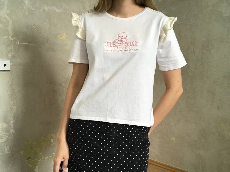 Vintage Upcycled Überarbeitetes Hand Besticktes Weißes Gehäkeltes T-Shirt von knightvntg