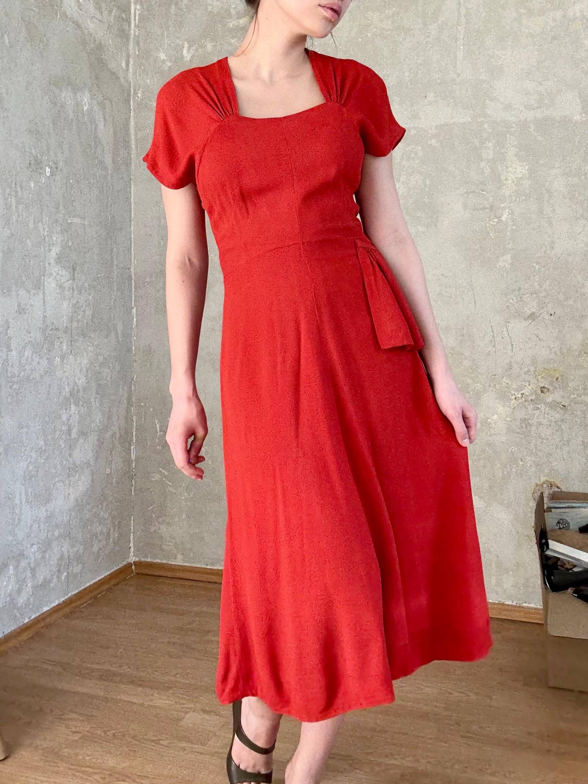 Vintage 30Er 40Er Jahre Handgemachtes Elegantes Korallrotes Midikleid Mit Eckigem Ausschnitt Vintage 30Er 40Er Jahre Handgemachtes Elegantes Korallrotes Midikleid Mit Eckigem Ausschnitt von knightvntg
