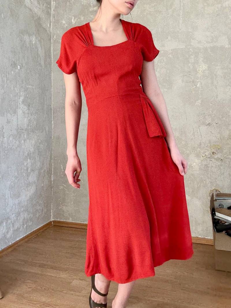 Vintage 30Er 40Er Jahre Handgemachtes Elegantes Korallrotes Midikleid Mit Eckigem Ausschnitt von knightvntg