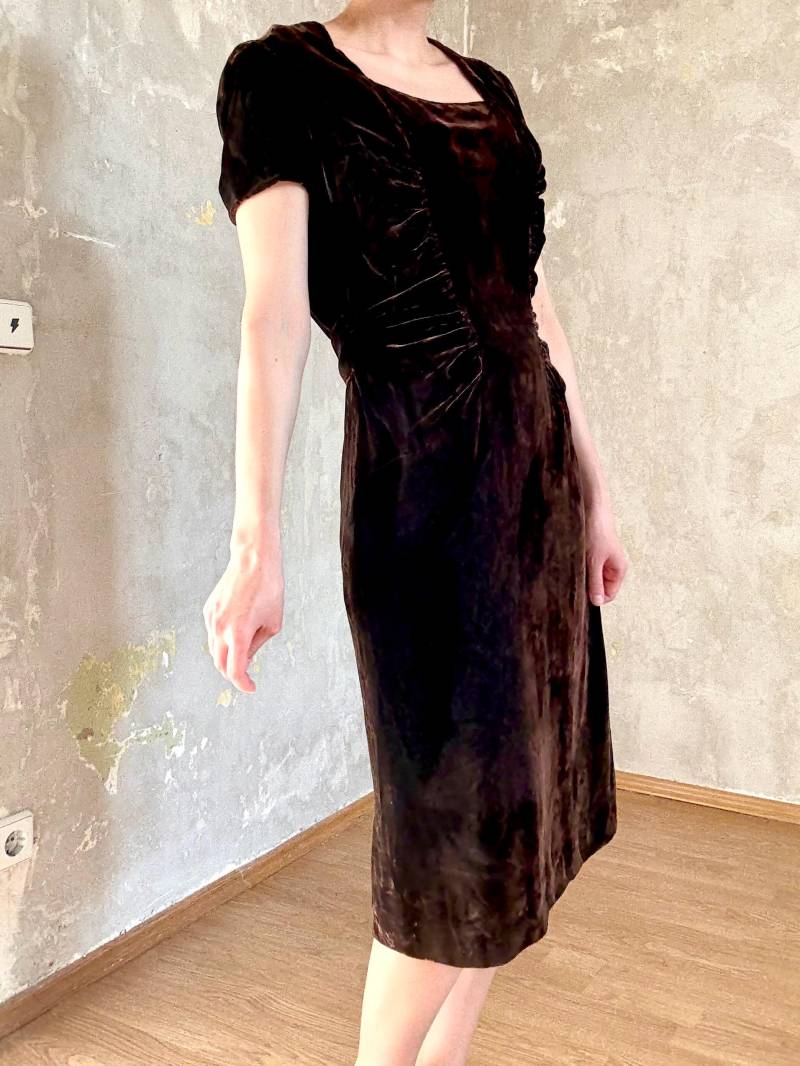 Vintage 40S Handgefertigtes Elegantes Schokobraunes Samt Mit Eckigem Ausschnitt Und Geraffter Taille Midikleid von knightvntg