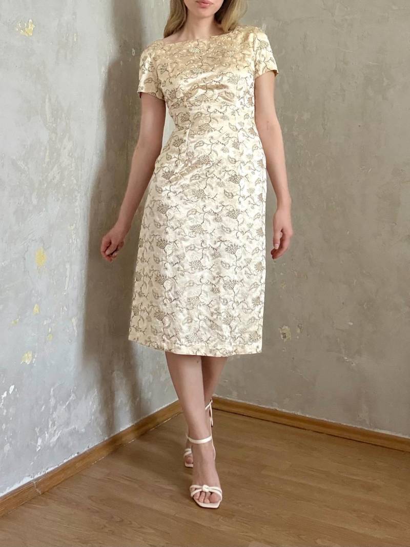 Vintage 50Er Jahre Handgemachtes Elegantes Besticktes Beiges Seidenbrokat-Kurzarm-Abendkleid von knightvntg