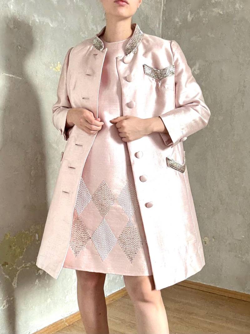 Vintage 60S Handgefertigtes Perlenbesticktes Zweiteiler-Set Pastellrosa Minikleid Und Umhang von knightvntg