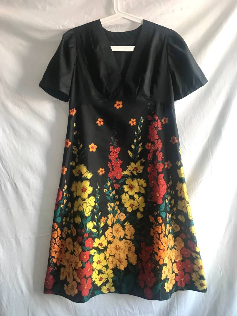 Vintage 70Er Jahre Handgemachtes Schwarzes Seidenkleid in A-Linie Mit Blumenmuster von knightvntg
