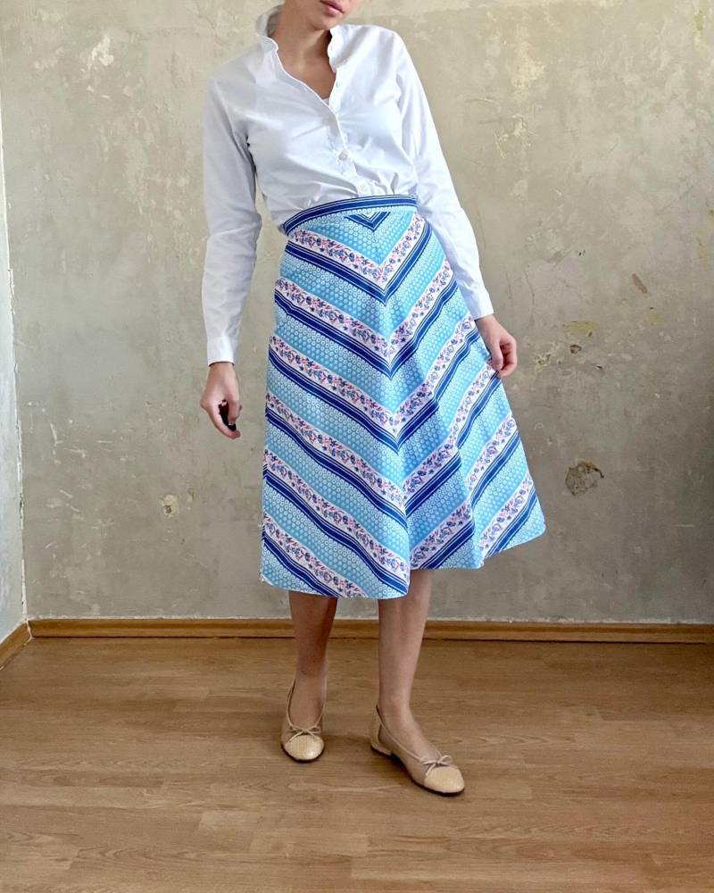 Vintage 70Er Jahre Rock Mit Hellblau-Blau Gestreiftem Baumwollstoff in Einer A-Linie von knightvntg