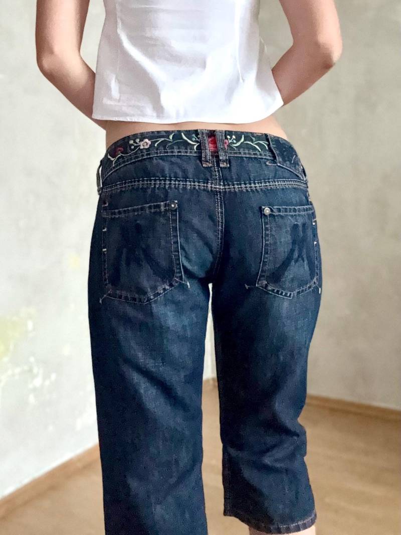 Vintage Blue Denim Capri Hose - Y2K 2000Er Jahre Boho Bestickte, Kurze Jeans Mit Tiefem Bund von knightvntg