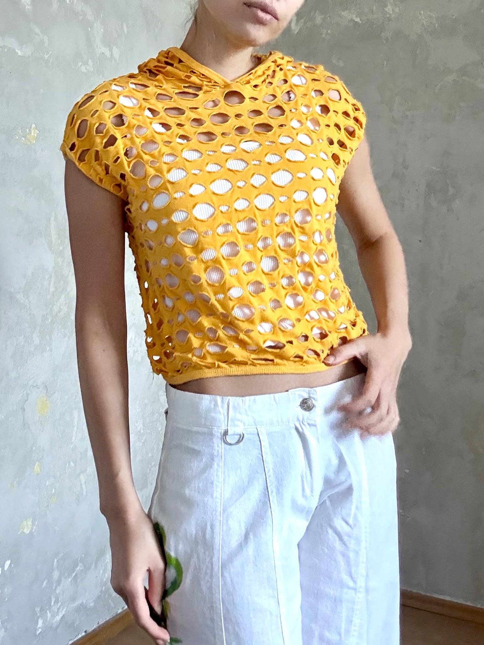 Vintage Gelbes Ausschnittoberteil - 90Er Jahre Netz-T-Shirt Mit Kapuze von knightvntg