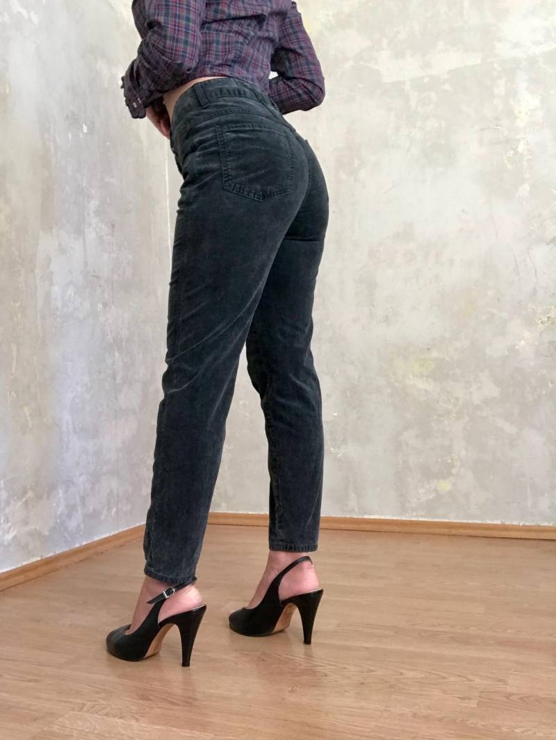 Vintage Y2K 2000Er Jahre Dunkelgraue Samt Gerade Geschnittene Hohe Taillehose Jeans von knightvntg
