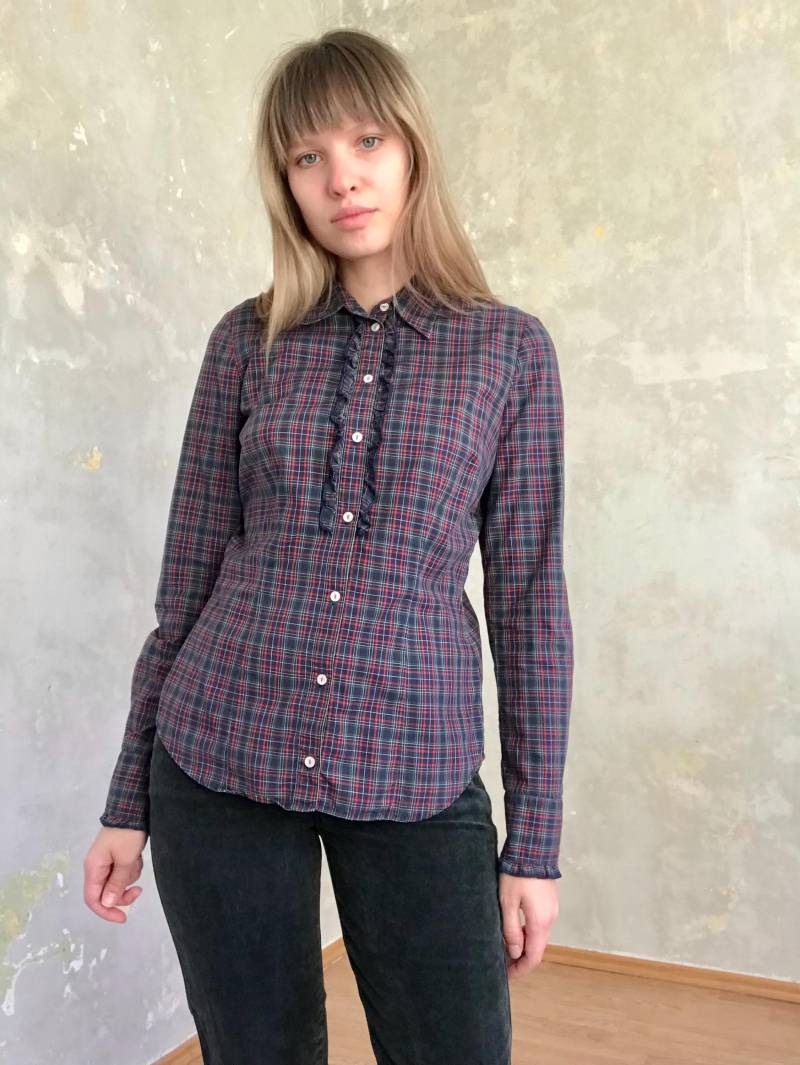 Vintage Karierte Marineblaue Baumwollbluse Y2K 2000S Mit Rüschenärmel von knightvntg