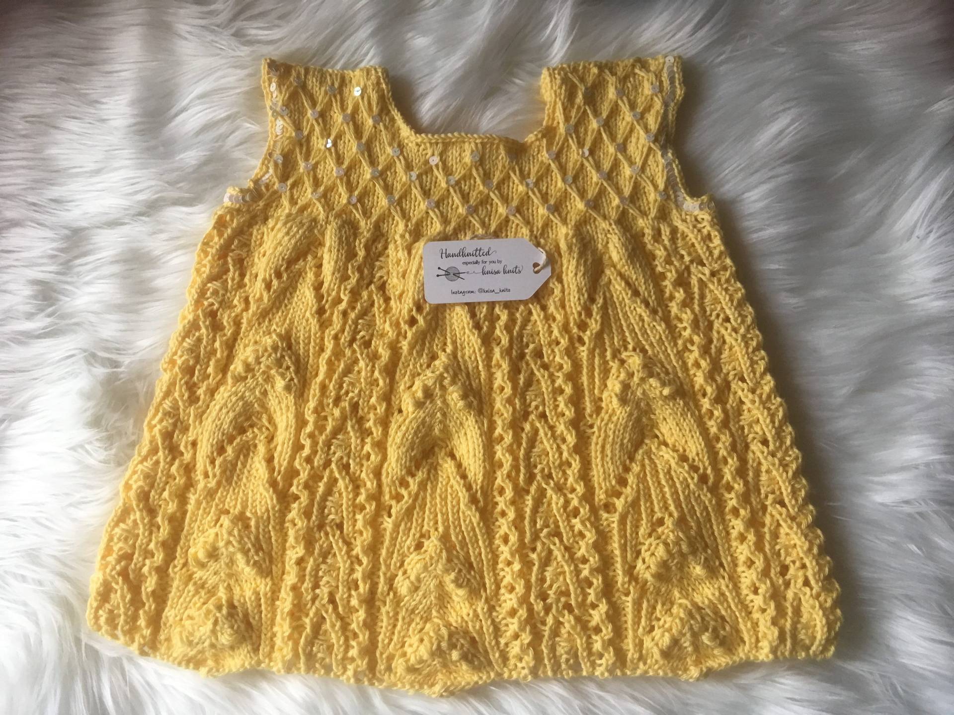 Handgestricktes Baby Kleidchen Handgestricktes Baby Kleidchen von knisaknits
