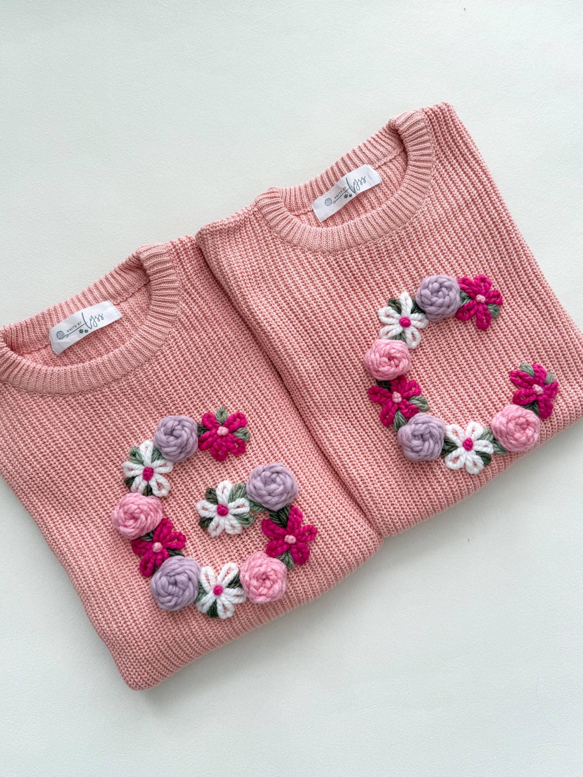 Gestickter Personalisierter Blumeninitialpullover Für Babys & Kleinkinder, Großer Gestickter Buchstabe, Floraler Initialbuchstabe Gestickter Personalisierter Blumeninitialpullover Für Babys & Kleinkinder, Großer Gestickter Buchstabe, Floraler Initialbuchstabe von knitbylyss
