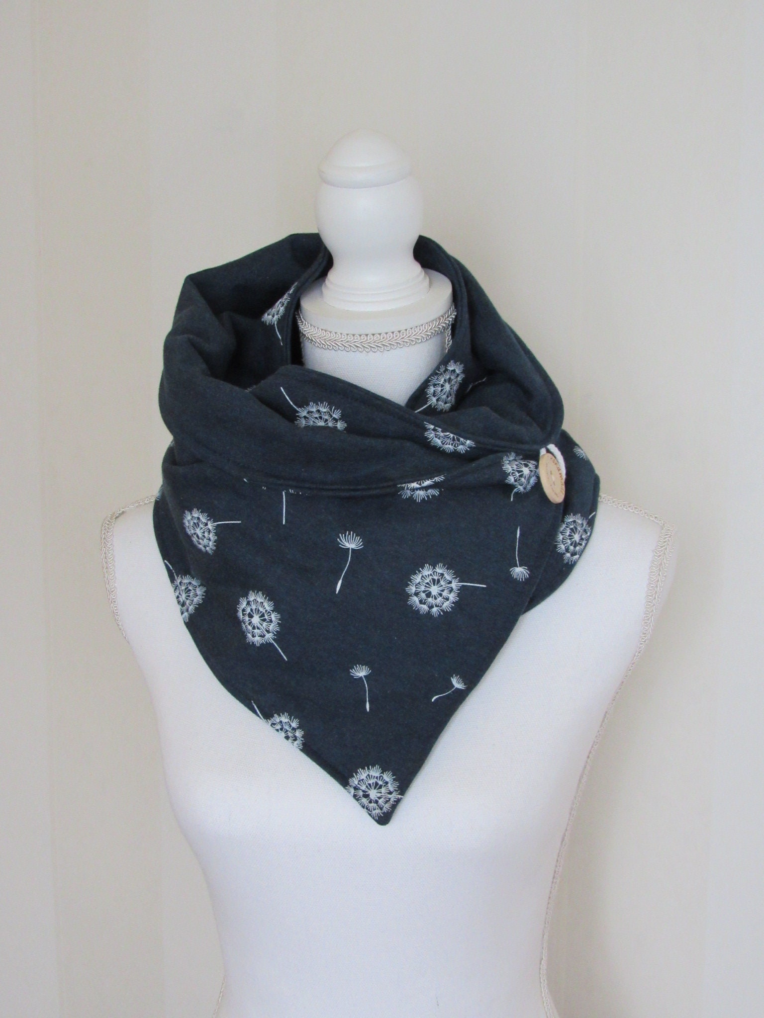 Knopfschal Wickelschal Loop Dreieckstuch Dunkelblau Mit Pusteblumen von knitforyouHandarbeit