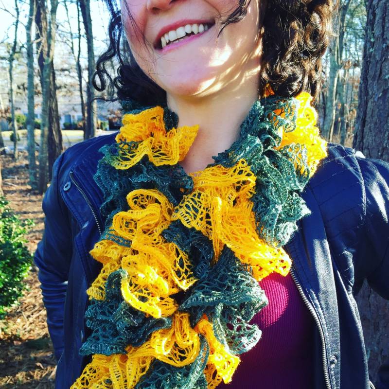 Das Sprite - Handgestrickt Grün Und Gelb Rüsche Mode Schal von knitfulthingsnyc