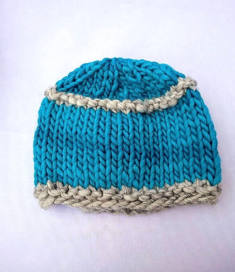 Handgestrickte Unisex Wintermütze in Blau von knitincolor