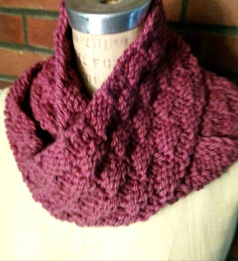 Korbgeflecht Infinity-Schal Himbeerfarbener Wollschal Handgestrickter Weicher Rosa Fuchsia von knitincolor