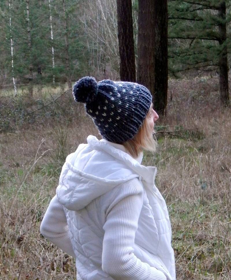 Fair Isle Stricken Slouchy Pom Pom-Mütze in Kohle Und Sahne von knitonetoo