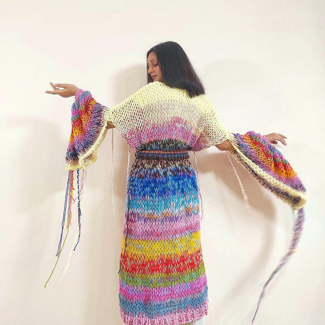 Handgestrickte Wollmischung Strickjacke Bunter Grobstrick-Überwurf "Mondlit Geisha Im Herbst Kyoto" von knitsanyasini
