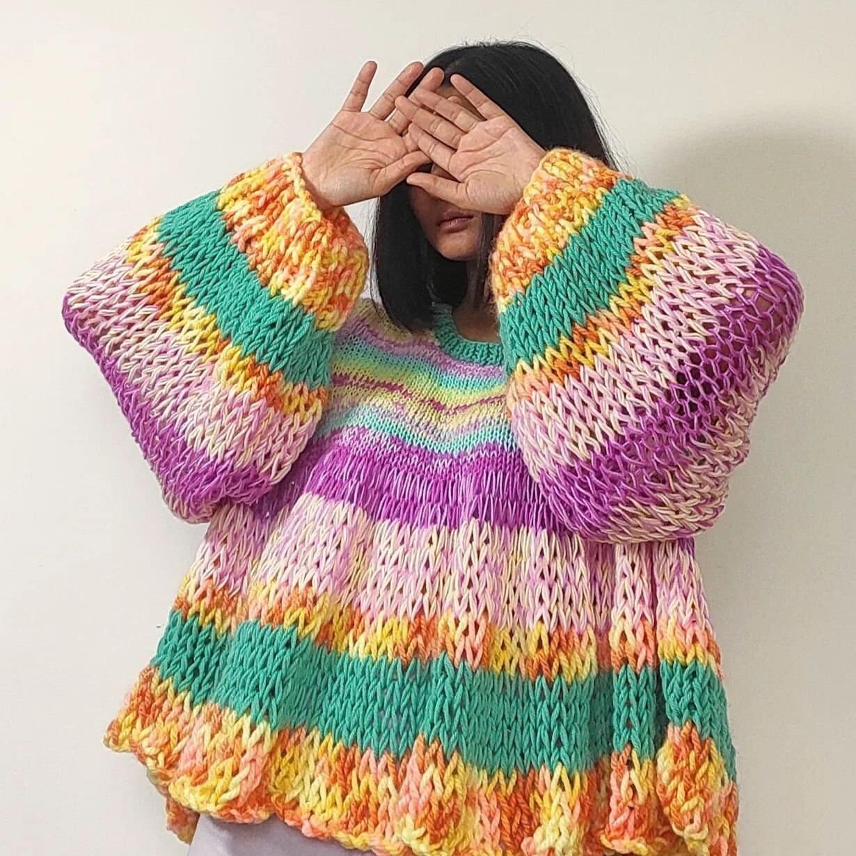 Handgestrickter "Boulevard Of Dreams' Grobstrick, Mehrfarbiger, Übergroßer Pullover von knitsanyasini