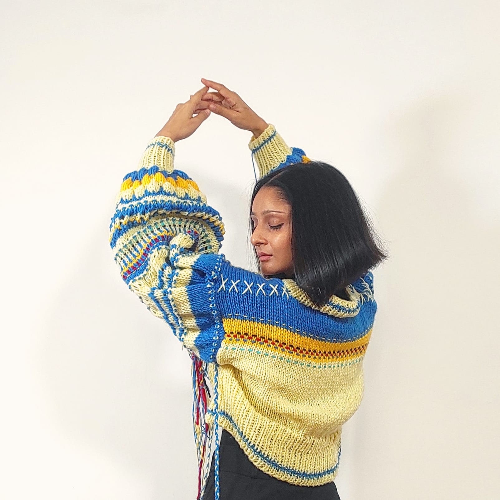 Handgestrickter Oversized Pullover "The Goan Fenster' Jacquard Strickärmel Pullover Mit Handstickerei von knitsanyasini