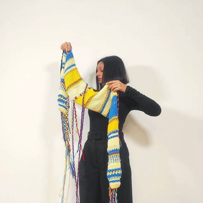 Handgestrickter Mehrfarbiger Schal "The Goan Fenster' Jacquard Stricktextur, Handgeflechte Und Handstickerei von knitsanyasini