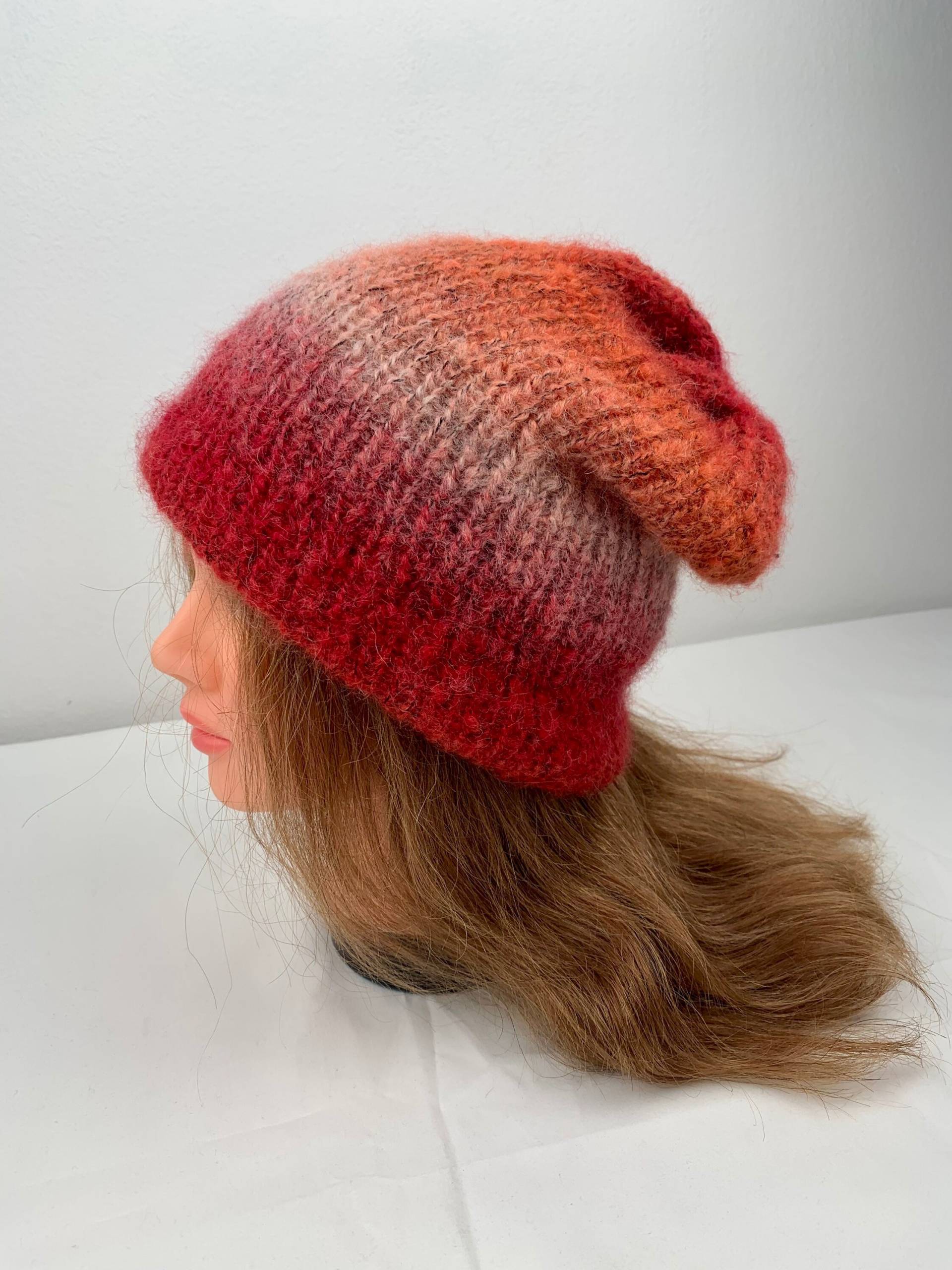 Handgestrickte Rote Mütze Mit Farbverlauf Handgestrickte Rote Mütze Mit Farbverlauf von knittandtravel