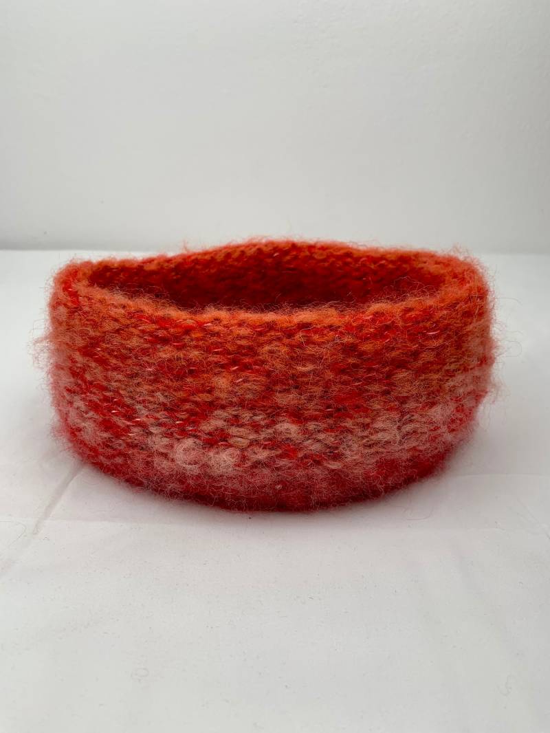 Handgestricktes Stirnband Mit Rotem Farbverlauf Handgestricktes Stirnband Mit Rotem Farbverlauf von knittandtravel