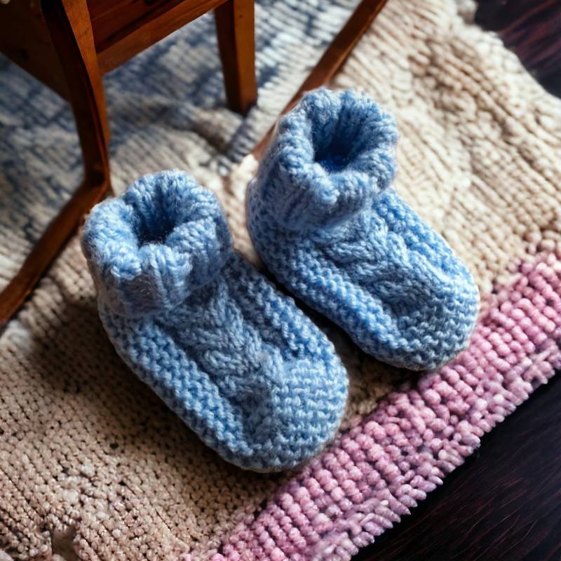 Baby Jungen Zopfmuster Booties von knittingcog