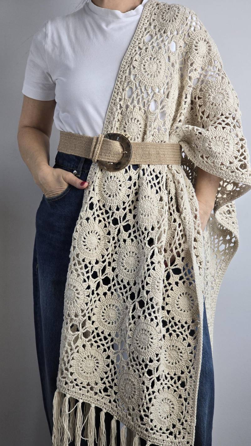 Handgefertigter Beiger Häkelschal - Boho Leichter Wrap Weich & Gemütlich Statement Accessoire Vorbestellung von knittrolley