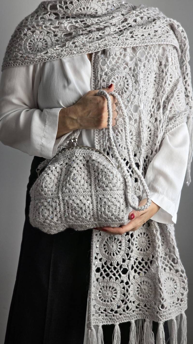Handgefertigtes Set Aus Funkelnder Alpakawolle Gehäkelter Tasche & Schal Vintage-Inspirierter Perlenbeutel Eleganter Handgewebter Und von knittrolley