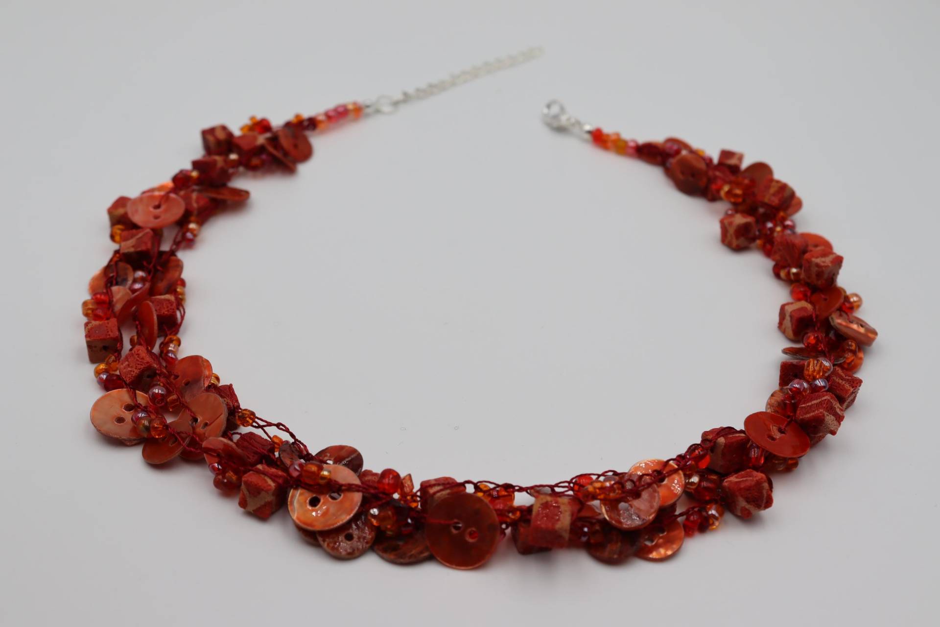 Kette, Knopfkette, Kette Mit Perlen Und Knöpfen, Perlmuttkette, Häkelkette, Geschenk Für Die Freundin, Rote Perlmutt, Korallenperlen von knopfwerkstatt