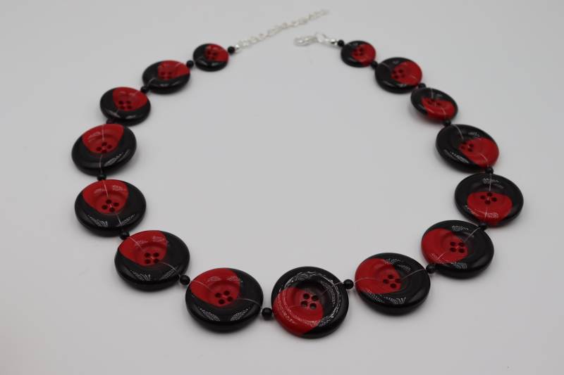 Kette, Knopfkette, Kette Mit Perlen Und Knöpfen, Perlonkette, Statementkette, Schwarz Rote Halskette, Geschenk Für Die Freundin von knopfwerkstatt