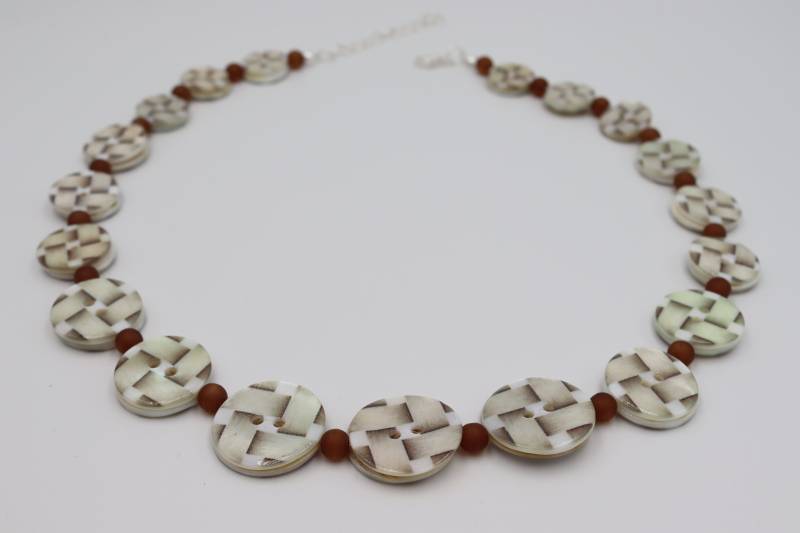 Perlmuttkette, Knopfkette, Kette Mit Perlen Und Knöpfen, Perlonkette, Geschenk Für Die Freundin, Beige Kette, Naturmaterial, Muttertag von knopfwerkstatt