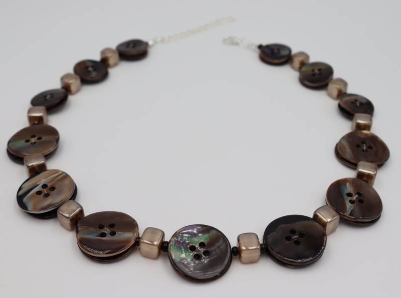Perlmuttkette, Knopfkette, Kette Mit Perlen Und Knöpfen, Perlonkette, Statementkette, Geschenk Für Die Freundin, Perlmutt, Braune von knopfwerkstatt