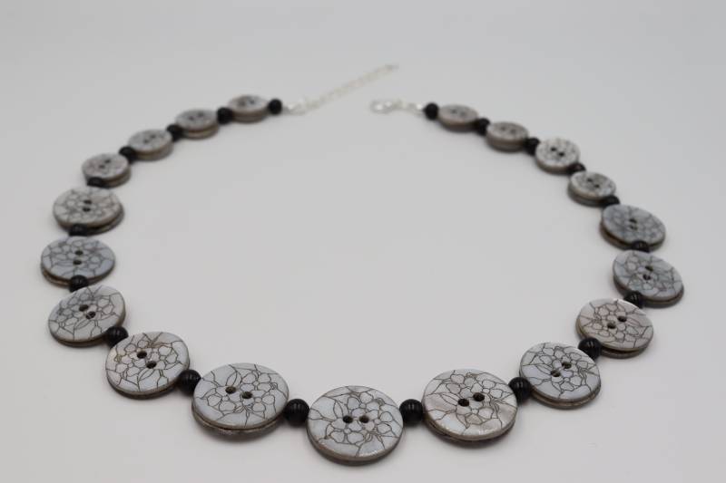 Perlmuttkette, Knopfkette, Kette Mit Perlen Und Knöpfen, Knöpfe, Perlonkette, Geschenk Für Die Freundin, Graue Kette, Naturmaterial von knopfwerkstatt