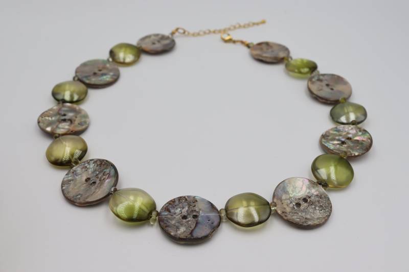 Perlmuttkette, Knopfkette, Kette Mit Perlen Und Knöpfen, Perlonkette, Geschenk Für Die Freundin, Grüne Kette, Naturmaterial, Muttertag von knopfwerkstatt