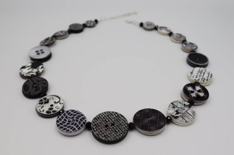Perlmuttkette, Knopfkette, Kette Mit Perlen Und Knöpfen, Perlonkette, Naturmaterial, Perlmutt, Schwarz Weiße Kette, Geschenk Für Freundin von knopfwerkstatt