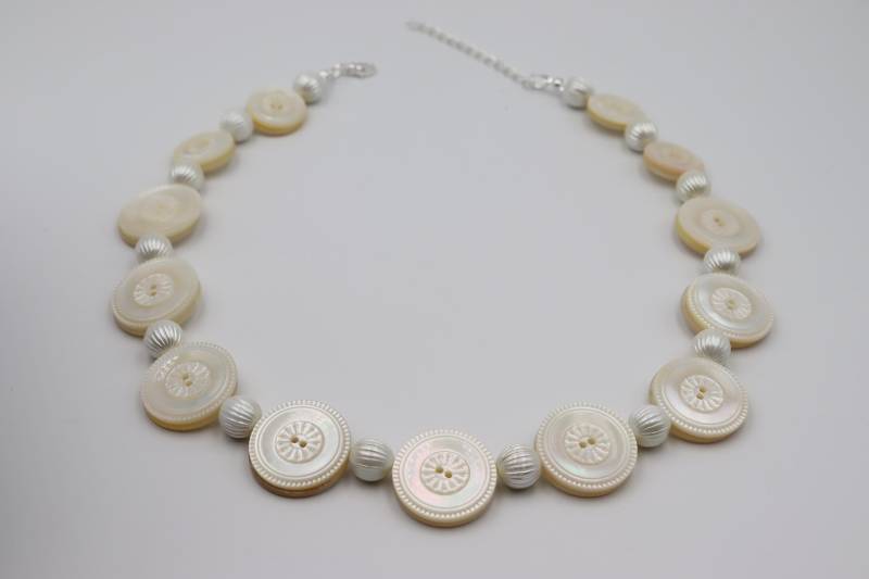 Perlmuttkette, Knopfkette, Kette Mit Perlen Und Knöpfen, Perlonkette, Statementkette, Perlmutt, Knöpfe, Weiße Kette, Geschenk Für Freundin von knopfwerkstatt