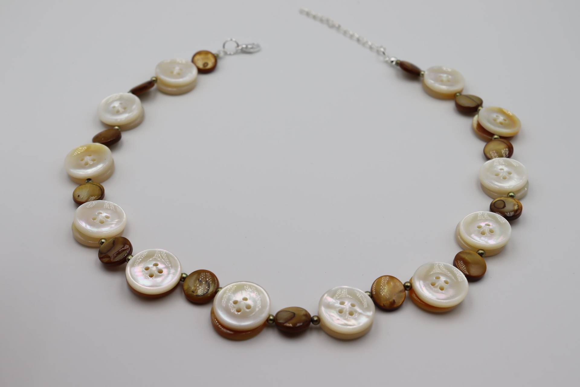 Perlmuttkette, Knopfkette, Kette Mit Perlen Und Knöpfen, Perlonkette, Statementkette, Geschenk Für Die Freundin, Perlmutt, Weiße von knopfwerkstatt