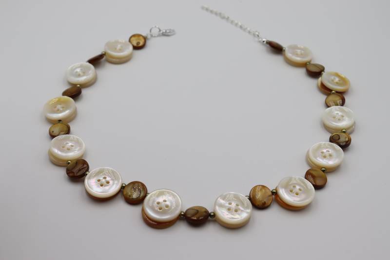 Perlmuttkette, Knopfkette, Kette Mit Perlen Und Knöpfen, Perlonkette, Statementkette, Geschenk Für Die Freundin, Perlmutt, Weiße von knopfwerkstatt