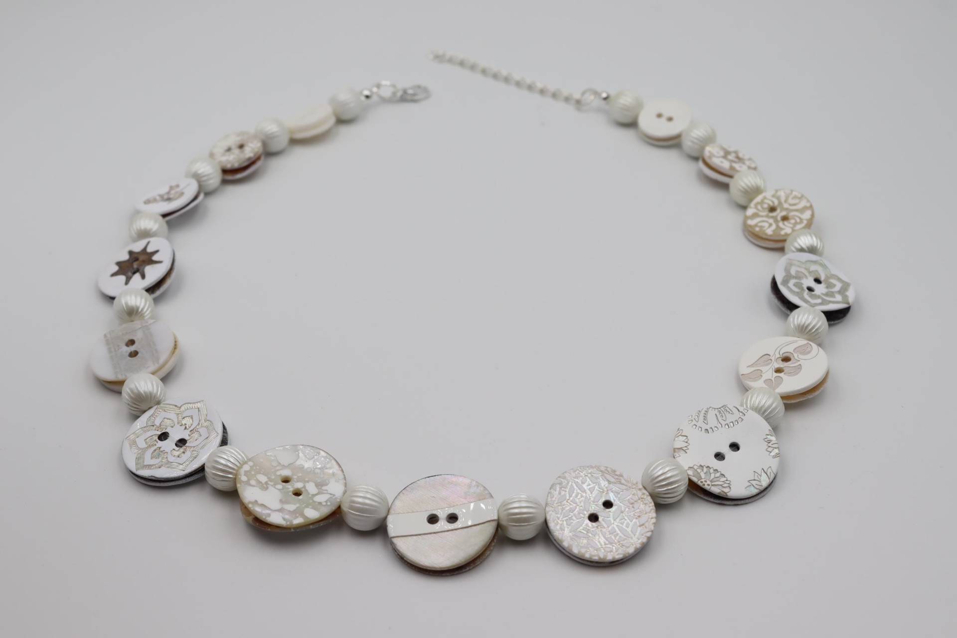 Perlmuttkette, Knopfkette, Kette Mit Perlen Und Knöpfen, Perlonkette, Statementkette, Weiße Kette, Naturmaterial, Geschenk Für Die Freundin von knopfwerkstatt